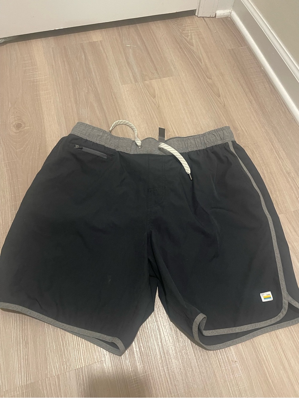 Vuori bank hybird swim shorr size xl